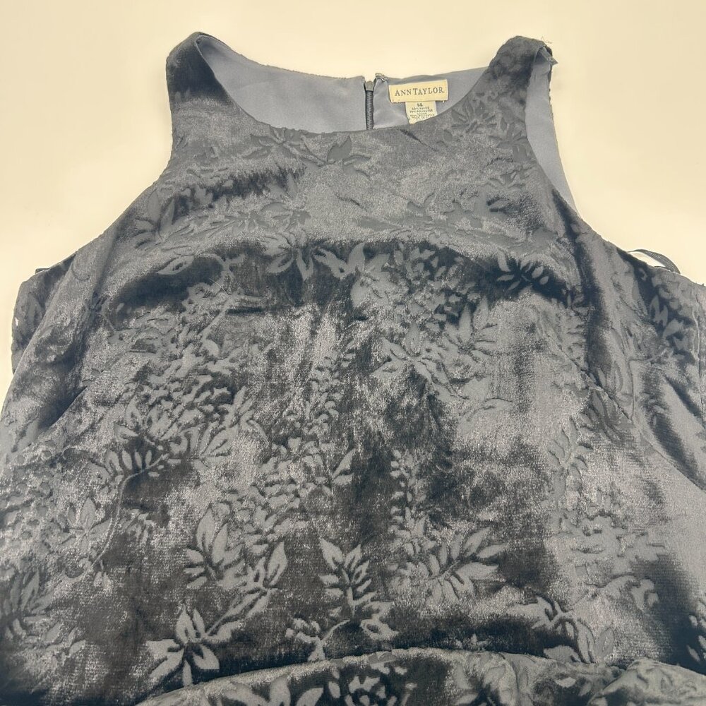 Vitnage Ann Taylor Black Velvet Sleeveless Dress With Applique Size 14 - Picture 4 of 8